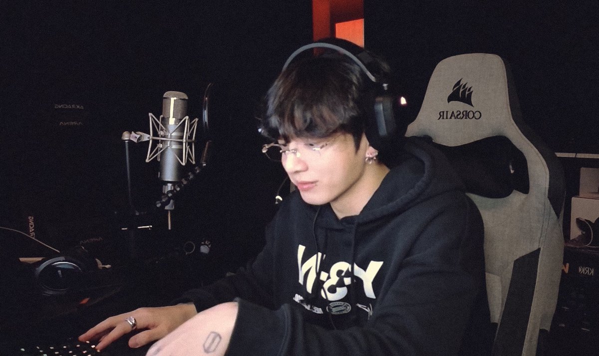 Purplewithtae_'s tweet image. 