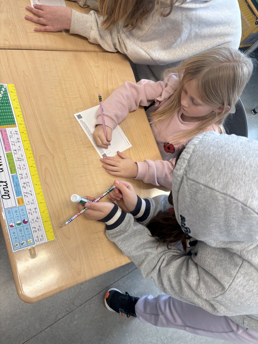 MrRussClass's tweet image. Working with our grade one buddies to write @VeteransENG_CA #PostcardsForPeace to our 🇨🇦 veterans. 

#RemembranceDay