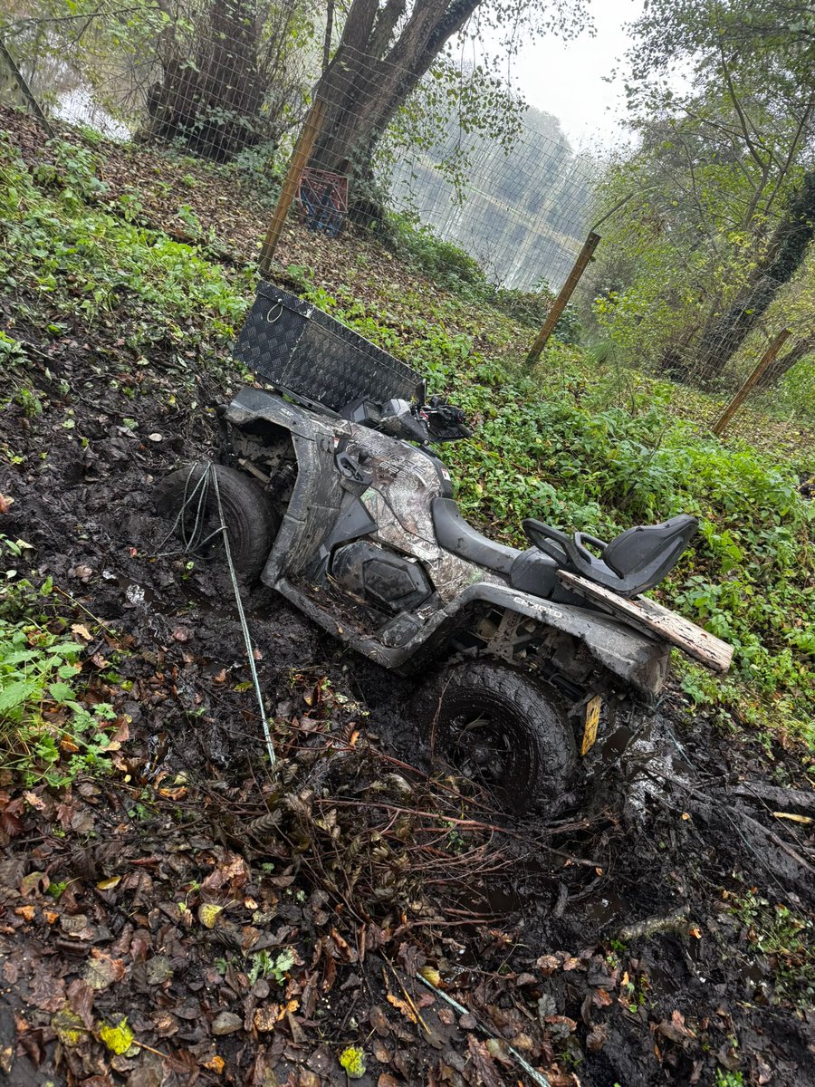 Layham, Suffolk 15.11.25

The price you pay when “trail hunting” in odd places. Stuck &amp; abandoned Essex &amp; Suffolk Hunt quad. Hounds rioted on deer &amp; hare, &amp; hunted a 🦊 - we think got away. Glum hunt faces 😠 

Great to be out with <a href="/SuffolkAFW/">SAF Suffolk Action For Wildlife 07940842819</a> <a href="/NorwichHuntSabs/">Norwich Hunt Sabs</a> &amp; S. Suffolk Sabs