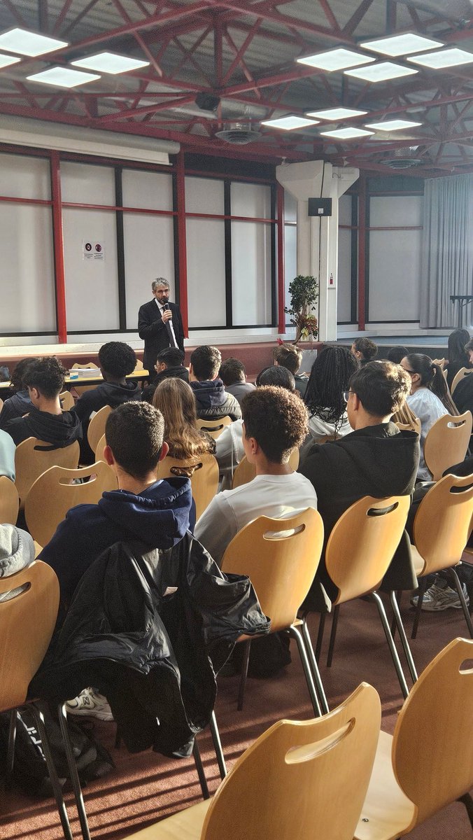 ChristVdbPro's tweet image. Formation des 80 délégués de seconde du lycée Jeudi dernier, 
Cette journée a été rythmée par l’intervention d’élus de la mairie de Givors autour de l’engagement citoyen, ainsi que par l’équipe de Face Métropole, qui est intervenue sur la lutte contre les discriminations.