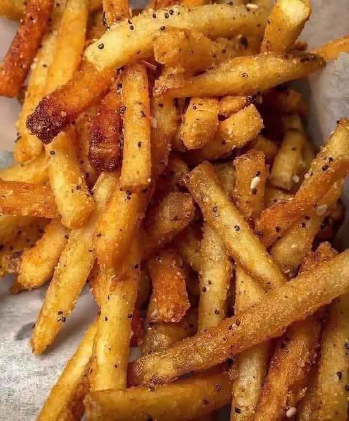 YoStoConTarabas's tweet photo. AL POSTO DEL CUORE HO LE PATATE FRITTE https://t.co/0K0gdkKPlg