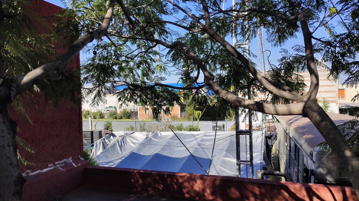 alez09's tweet photo. @SSPPCSnAndresCH disculpe dónde puedo reportar un jardín de fiestas clandestino el ruido cada día es muy molesto en zona habitaciónal. Ponen a espalda de mi casa estás estructuras https://t.co/MFGGtlIg7B