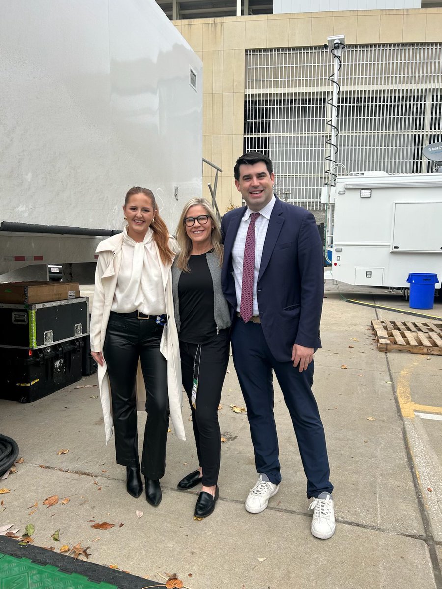 Love this crossover!! 

So great seeing you two <a href="/KDHennessey/">Kristin Hennessey</a> &amp; <a href="/jaltersports/">Jay Alter</a> 

<a href="/Cuse/">Syracuse Athletics</a> x <a href="/UKAthletics/">Kentucky Athletics</a>