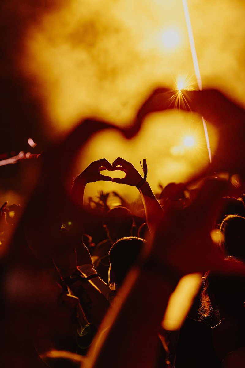 CrowdingNews's tweet image. 🌍 El mundo ya eligió: los conciertos son el corazón del entretenimiento global. Más que moda, el live es identidad, comunidad y poder cultural. Descubre por qué la próxima década será en vivo. 👇