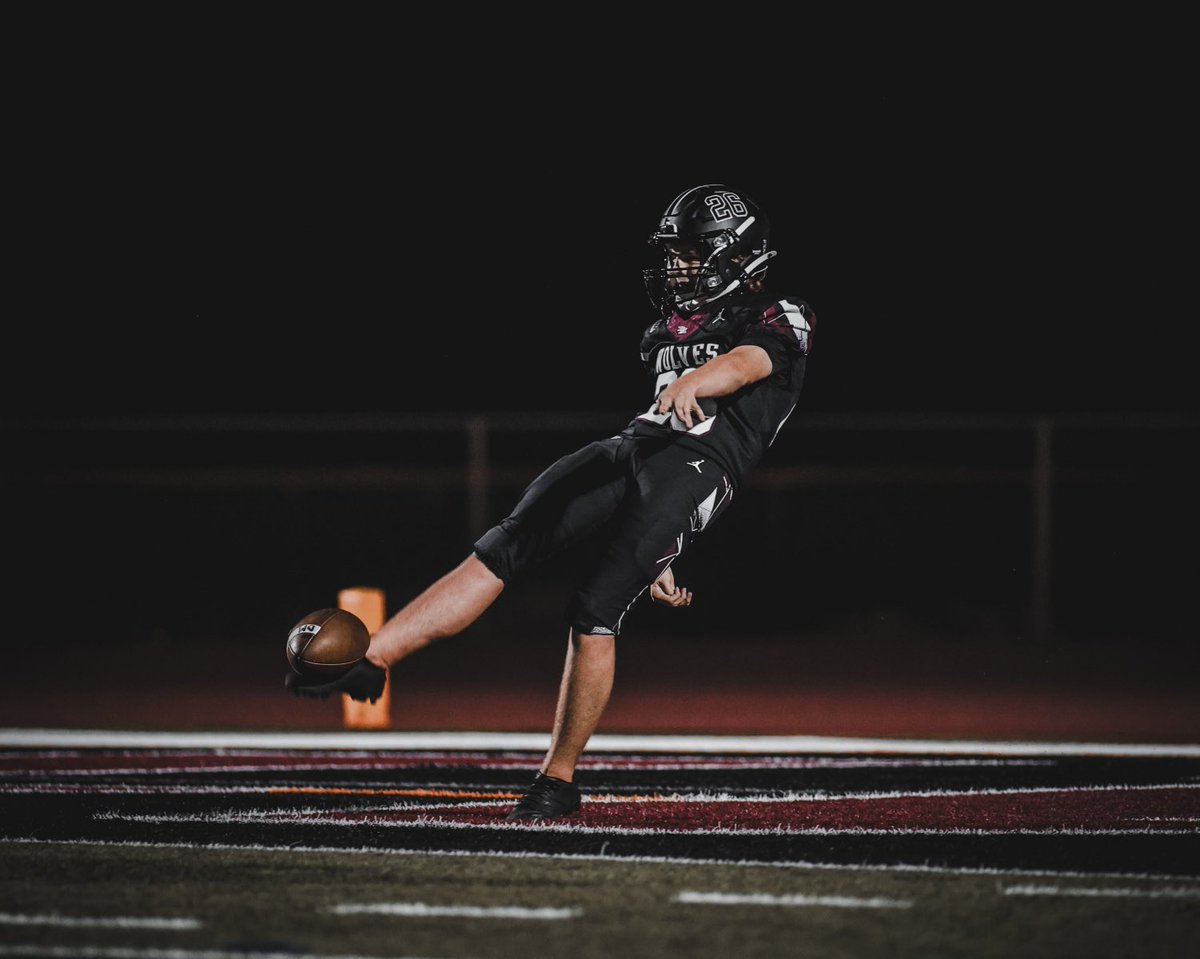 HudsonKadeg's tweet photo. Thank you 5A NE Region coaches for selecting me to 1st team All-Region Punter. Thank you to my coaches and teammates for the support. Let’s Go Wolves! @DMWolvesFB @contratto97 @coachconrad41 @laryea_simon @AZHSFB @steverausch17 https://t.co/piIeFh1VdJ