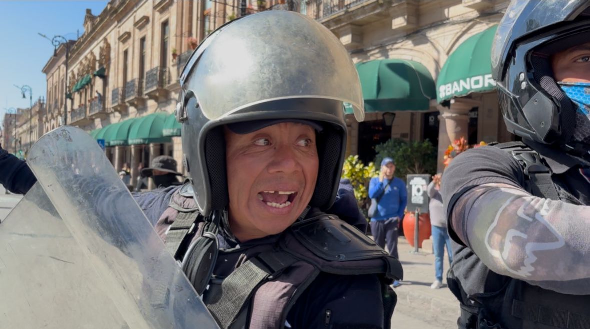 #DeLasRedes: Aquí el rostro de un policía del Agrupamiento del Restablecimiento del Orden Público de la Guardia Civil que estuvo reprimiendo prensa y asistentes a la marcha de este día en Morelia ‼️🗣️