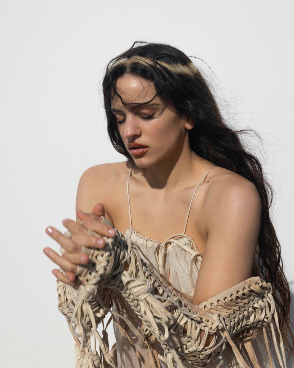 updatecharts's tweet image. ROSALÍA revelará as datas da “LUX TOUR” na próxima segunda-feira.