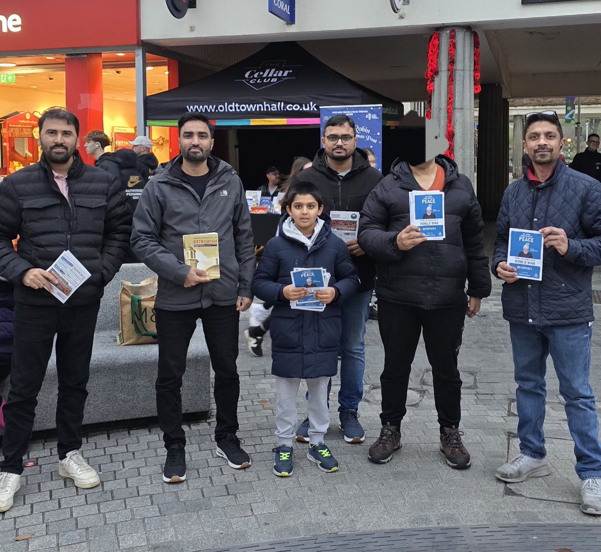 MKAWatford's tweet photo. Our members were out today in Hemel Hempstead Town Centre sharing the peaceful message of True Islam #Ahmadiyyat, Promoting Peace, Harmony, and Unity 

#LoveForAllHatredForNone #TrueIslam https://t.co/aahTd1s5Jf