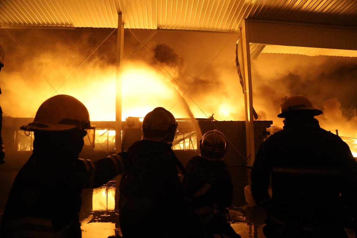 Las impactantes imágenes del incendio y explosión en Ezeiza: hierros retorcidos y devastación absoluta
 clarin.com/fotogalerias/i…
