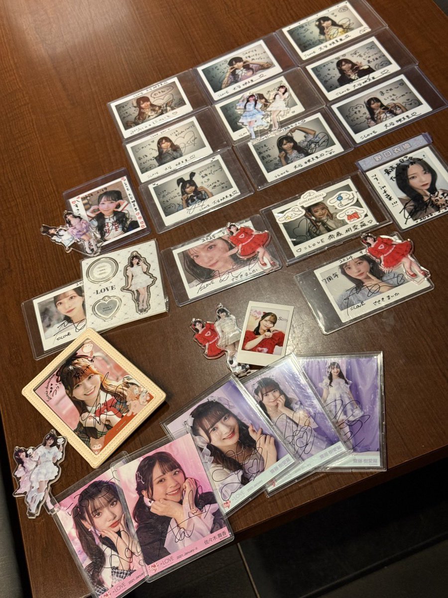 1人で何枚もチェキ持ってきてるオタクで笑ってる