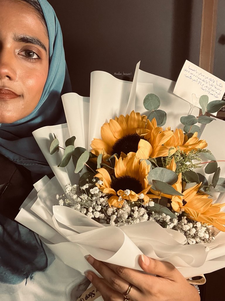 walaa_hussain1's tweet image. عبّاد الشّمس يميلُ إلى شَمسِه 
ولكلِ منّا يا شَمسِي شمسه🌻.