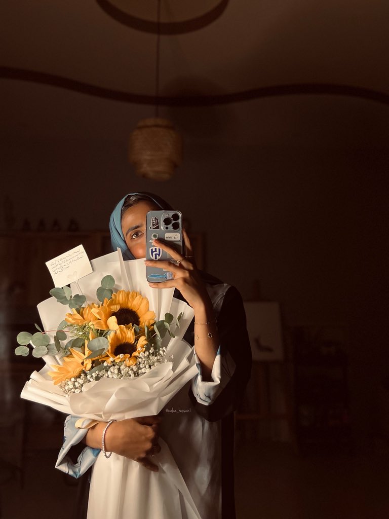 walaa_hussain1's tweet image. عبّاد الشّمس يميلُ إلى شَمسِه 
ولكلِ منّا يا شَمسِي شمسه🌻.