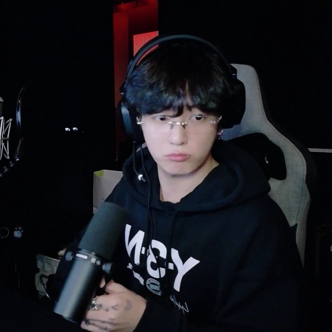 koovarbie's tweet photo. GUYS NOOOOO LOOK AT HIM😭💔 https://t.co/EcG4mRKMym