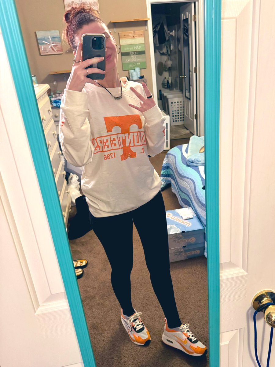 715MoonGoddess's tweet image. It’s Saturday &amp;amp; we wear orange #V4L #GBO #SaturdaysAreForFootball 🏈🧡🤍🍊