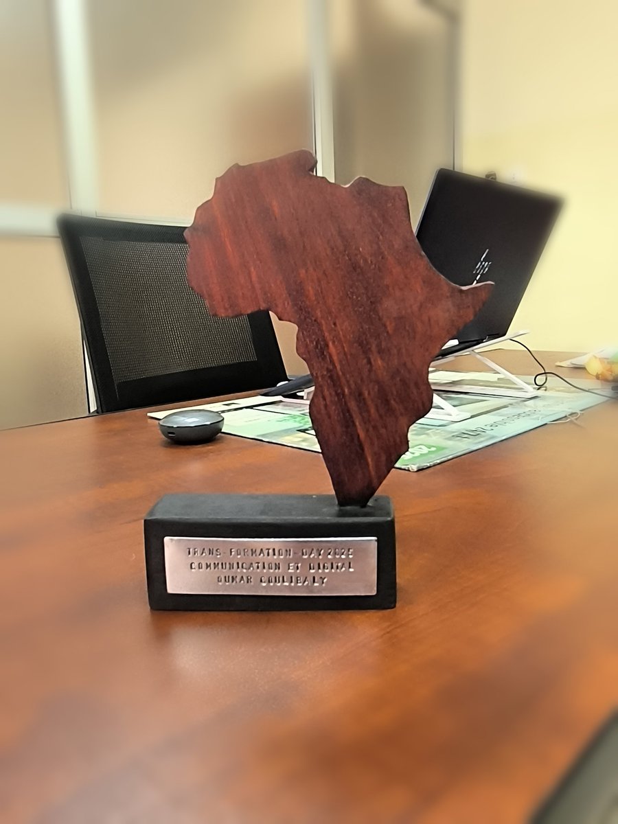 Aujourd’hui, je n’ai pas seulement pris la parole.
J’ai vu des regards changer, des jeunes réfléchir, des personnes prendre des notes.
Et à la fin, on m’a remis ce trophée.

Ce trophée n’est pas pour Oumar Coulibaly... 

Il est pour vous...
Il est pour tous ceux qui comprennent