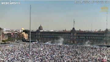RealArturoH's tweet image. Hoy nos gasearon por pedir justicia.
No fue una marcha “de jóvenes” o “de adultos”: fue de todos.

Lo que no pueden ocultar es que la generación Z sí estuvo ahí, al frente, con valentía.

Lo que sí quieren ocultar es que mientras México se cae a pedazos por la inseguridad, el…