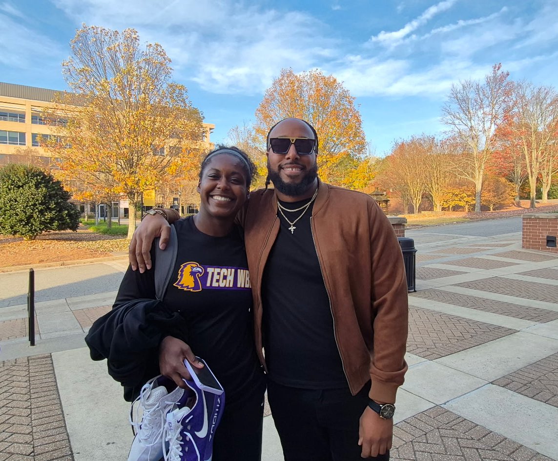 Support your people… Coach Pat was outside and ran into the hearts of the program! 

<a href="/flowerskaelyn/">kaelyn flowers</a> <a href="/im_lyriq2025/">Lyriq Mastin</a> <a href="/reghangrimess/">Reghan Grimes 🏀</a>
