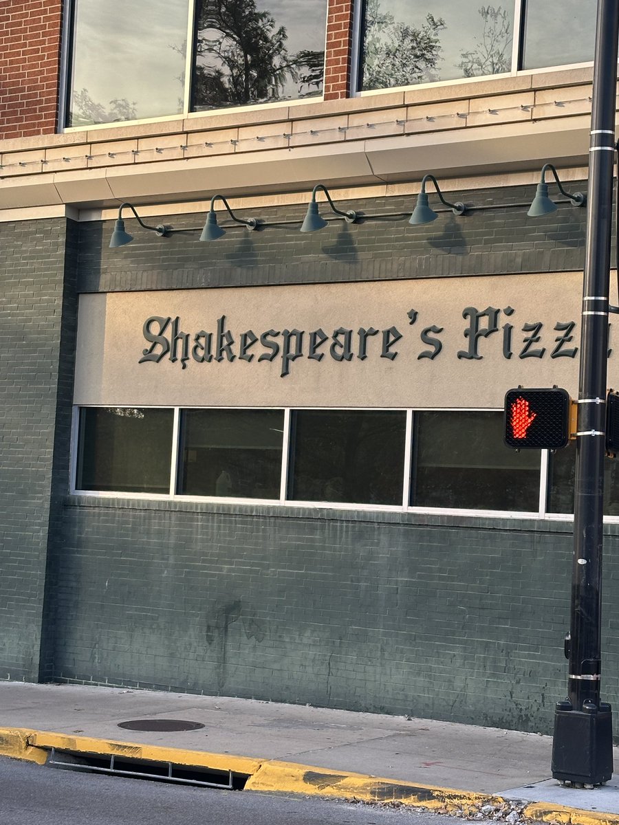 logancorkins's tweet image. You know I can’t come to Columbia without coming to my favorite pizza spot!