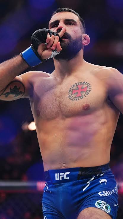 GH_playbook's tweet photo. Herb's UFC 322 Best Bet 🌿🧤
Benoit Saint-Denis by KO/TKO 
 
"The God of War"

I’ve still got a faith for Benoit Saint-Denis as a future world champion, the tools are all there. Beneil Dariush is now 36, clearly slowing down, and he’s been stopped twice in his last three fights. His last bout looked hesitant, sloppy, and nowhere near the durable version of Beneil we’re used to.

BSD brings nasty power, relentless pressure, and sharp, disciplined striking. Once he closes that distance, his clinch control is elite. He drags guys into ugly exchanges where his explosiveness shines.

BSD sits at a 70% takedown defense, which means it’s going to be tough for Dariush to bail himself out with grappling if things get rough on the feet.
