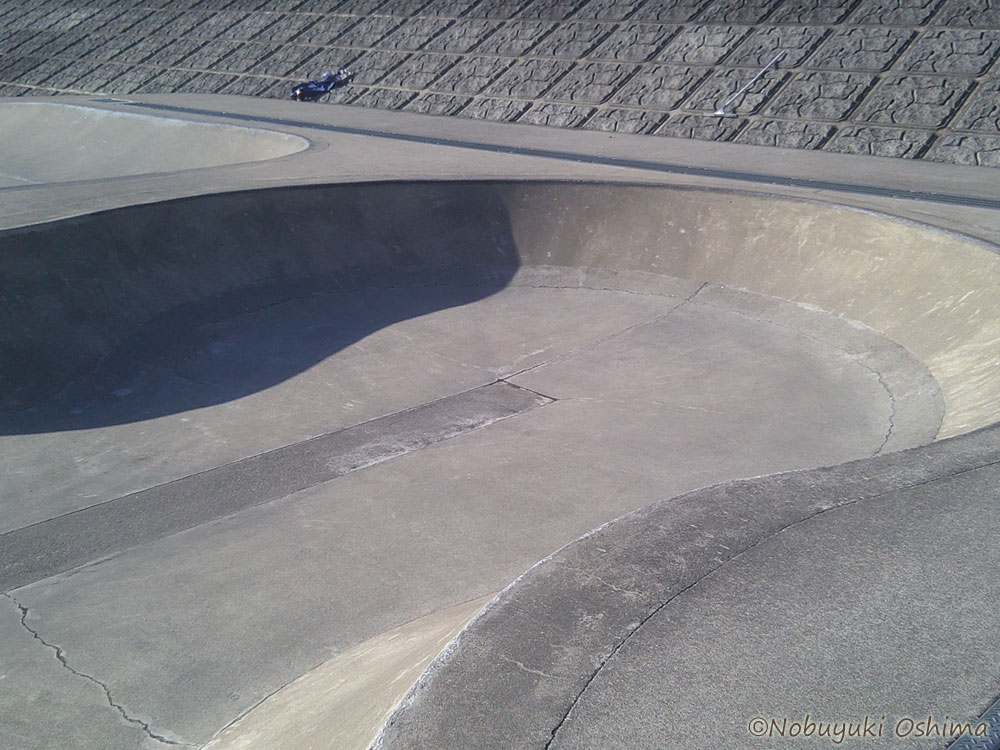 NobuyukiOshima's tweet image. 昨日（2025年11月15日）、埼玉県北葛飾郡杉戸町屏風にあるスケートパーク「屏風スケートボードエリア」を訪れました。
nobuyukioshima.com/blog/20251115-…

商品撮影の協力のために訪れましたが、長いアールがサーフスケートにとても良いパークでした～♪

#スケボー #スケートパーク #スケボーパーク…