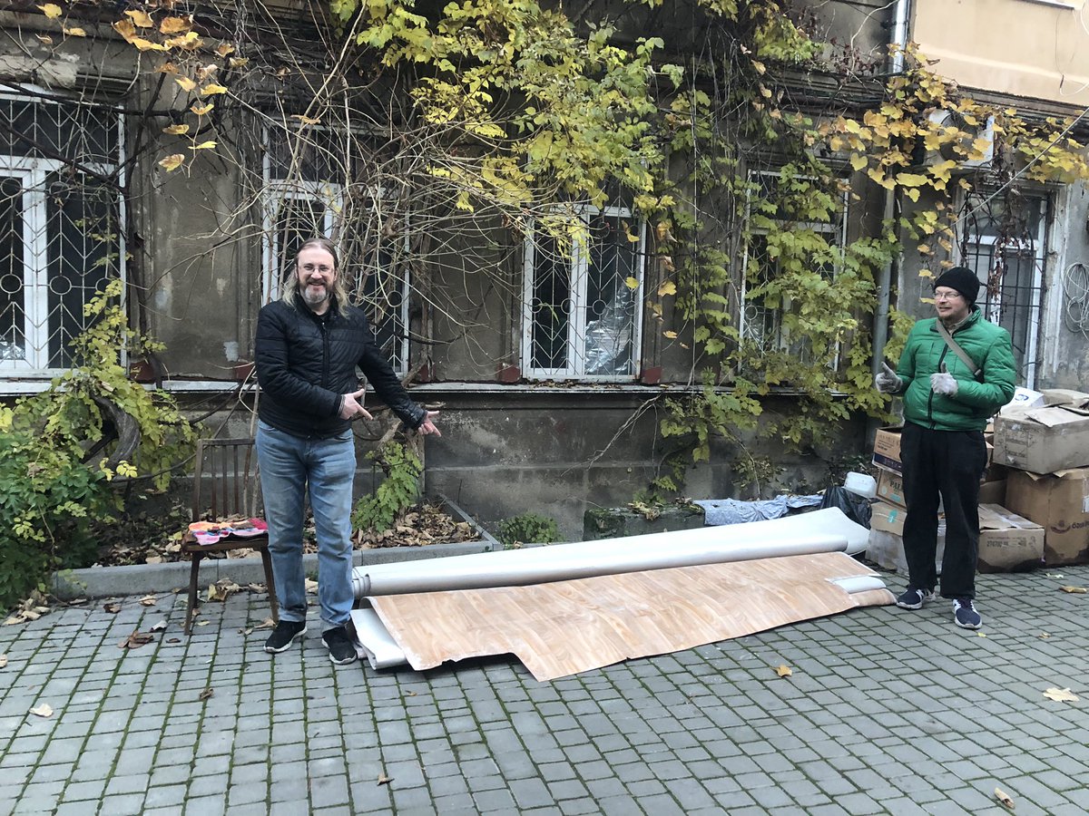 coastoflife_od's tweet image. Miss Victoria from #Chernomorsk found for us 40 sq m of linoleum. 1/3 of it will be used at the attic to improve the floor there, and 2/3 will be send to build dugouts. 
Special thanks to @KitMonya for logistics!
@elm7r335 with Archer the cat for #Caturday 
#cosiness…