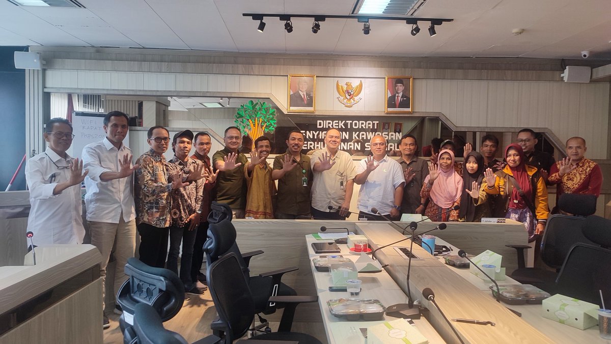 Audiensi dg Direktorat Penyiapan Kawasan Perhutanan Sosial <a href="/kemenhut_ri/">Kementerian Kehutanan RI</a> (Rabu, 12/11) utk wilayah Banyumas dan Cilacap. Smoga membawa manfaat bagi para petani hutan utk kedaulatan pangan <a href="/desamembangun/">Desa Membangun</a> <a href="/RajaJuliAntoni/">Raja Juli Antoni, MA., Ph.D.</a> <a href="/sigitwid/">Sigit Widodo</a> <a href="/kokokdirgantoro/">Kokok Herdhianto Dirgantoro</a> <a href="/yosuparyo/">Bang Yos</a> <a href="/jwaluyo/">Joko Waluyo</a> <a href="/inovasidesaID/">Inovasinomic</a>