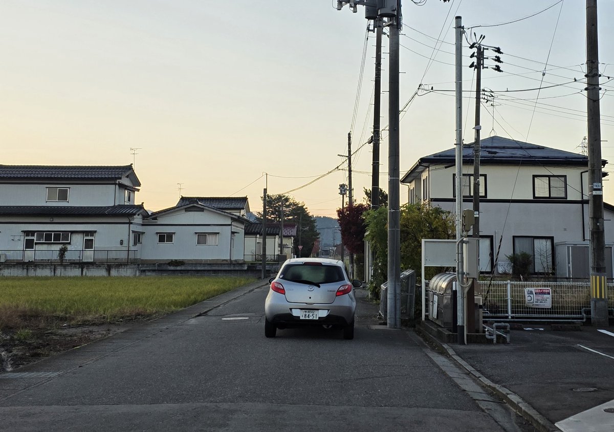 kazuda77's tweet photo. 迷惑駐車

車が結露してるところ見ると、一晩停めてたな。

せめて、左側に停めろよ

#あ散歩
#日曜の朝
#迷惑駐車
#朝から不快だわ
#そこ道路の真ん中ですよ
#もっと寄せてください
#ていうか左に停めろ
#田舎だからいいとでも思ってるのか
#新潟県
#加茂市 https://t.co/8R7CMfqaGg