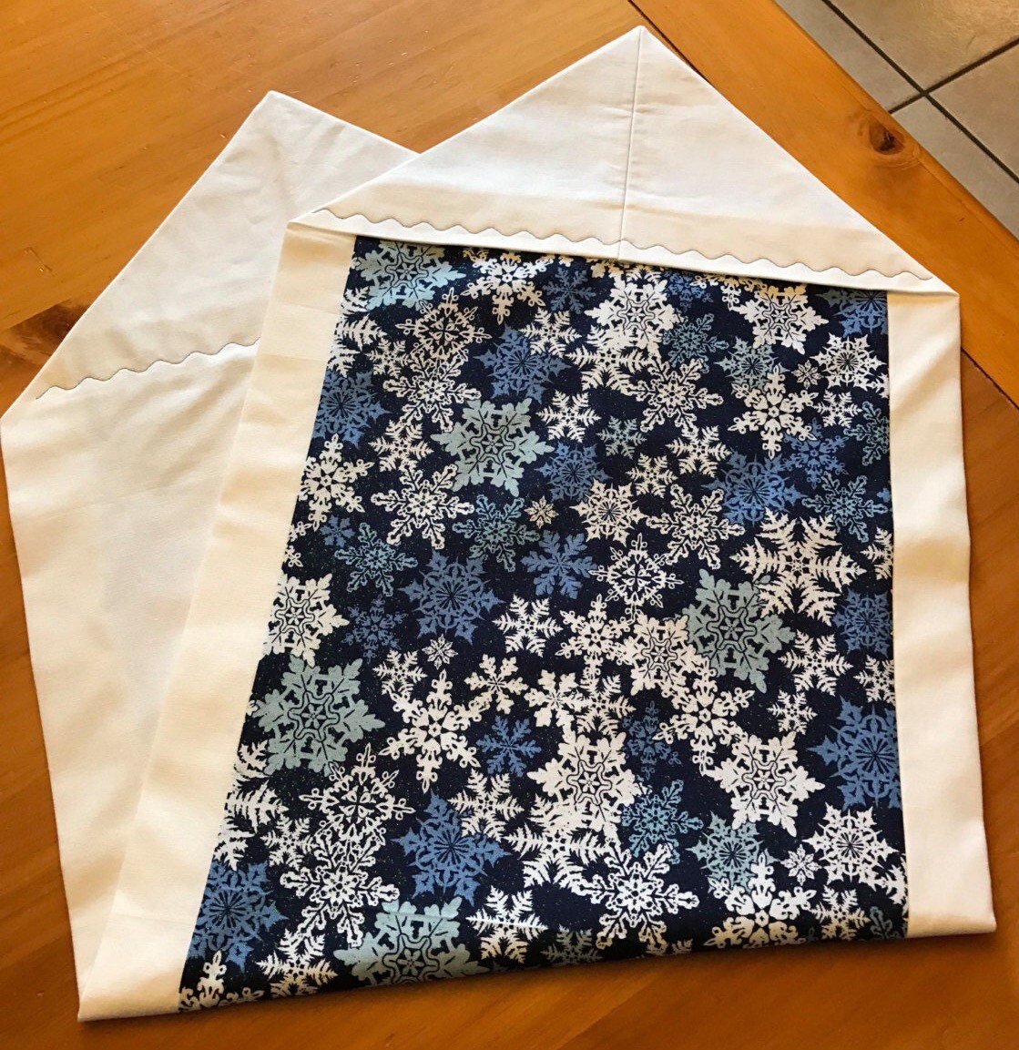 angelhw1956's tweet image. SALE-Snowflakes Table Runner Blue/white Trim tuppu.net/78800124 #TeaTimeQuiltsnMore #Etsy #TableLinens