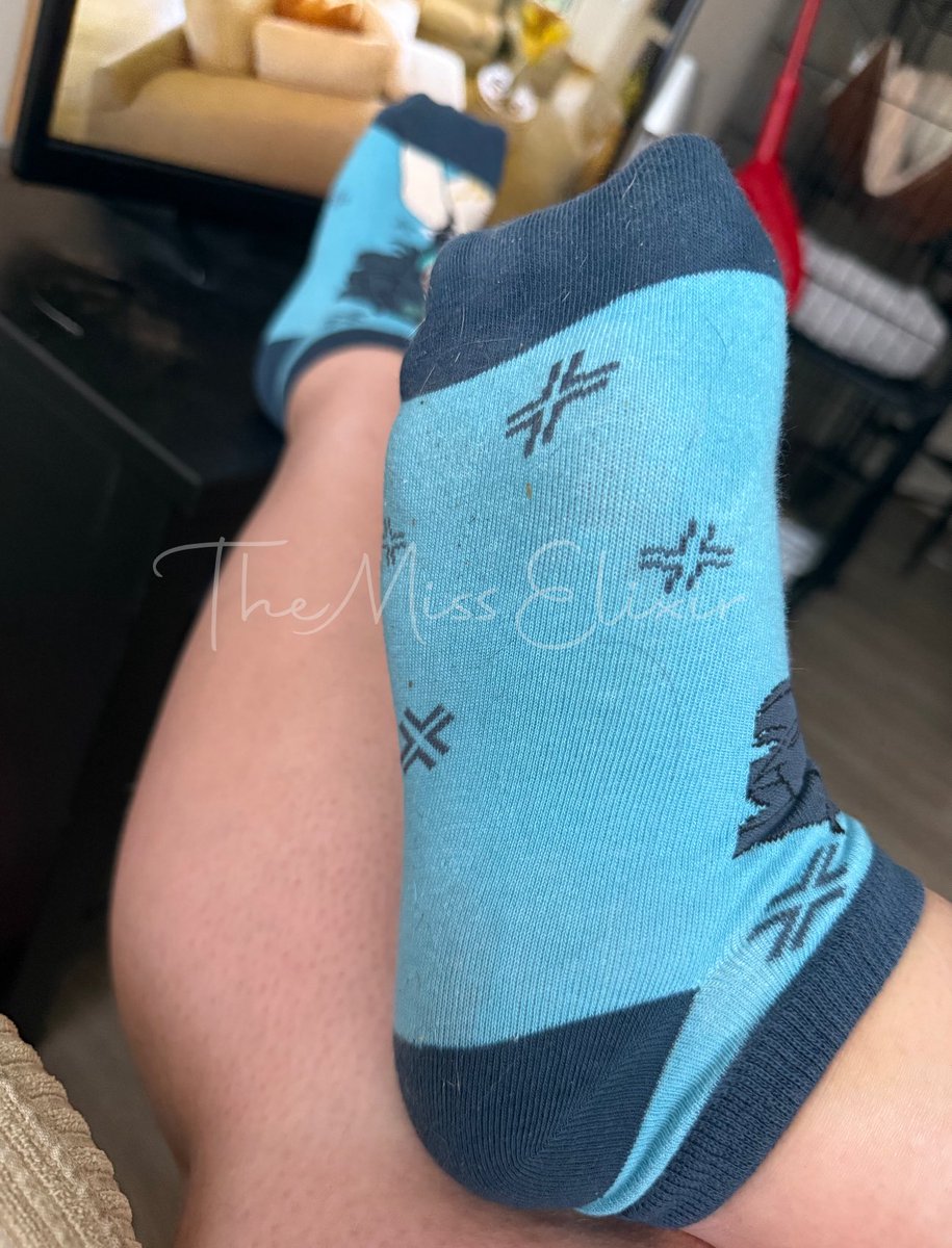TheMissElixir's tweet image. Going out tonight in these socks 😇 #socks #feet