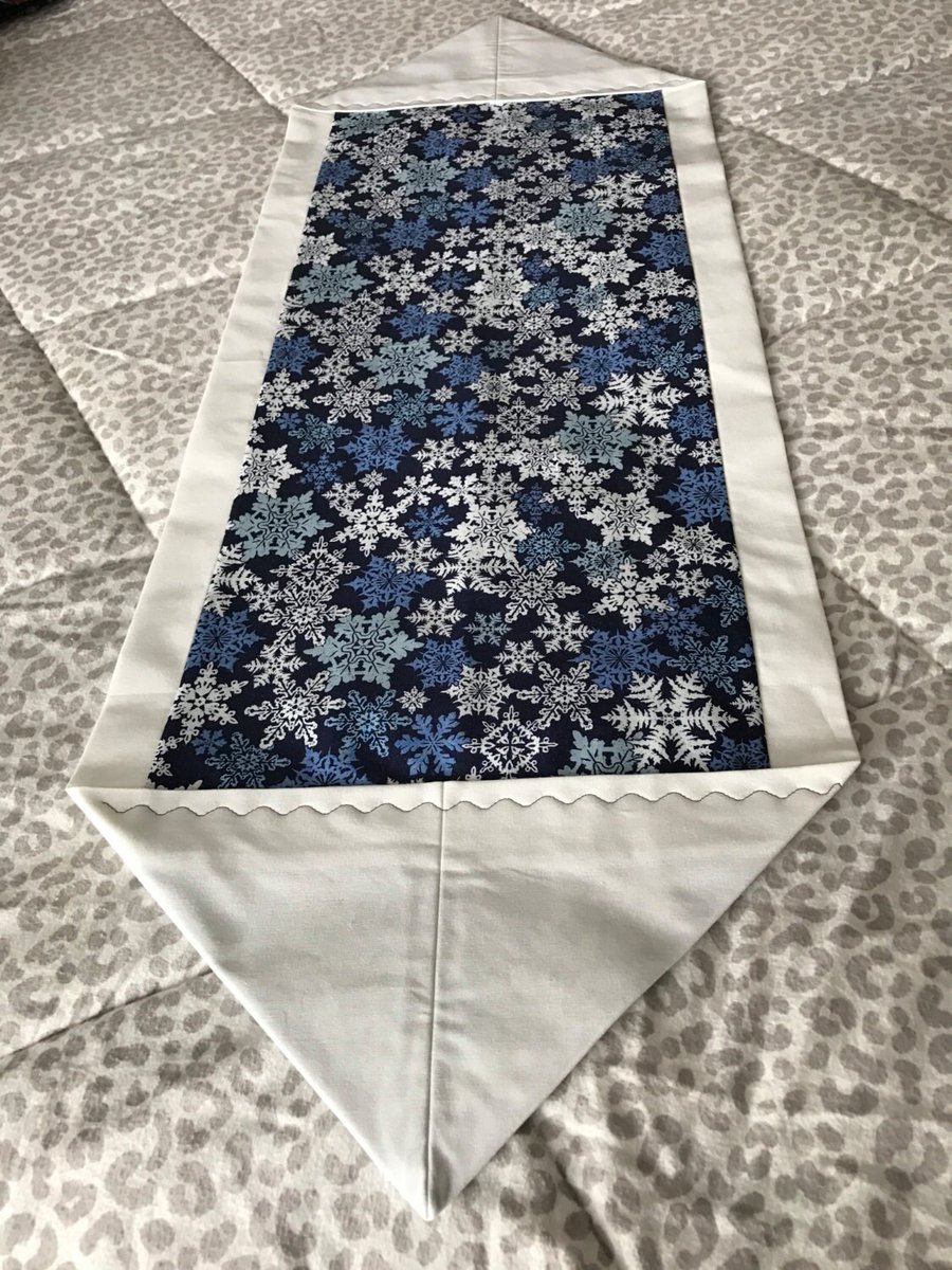 angelhw1956's tweet image. SALE-Snowflakes Table Runner Blue/white Trim tuppu.net/78800124 #TeaTimeQuiltsnMore #Etsy #TableLinens