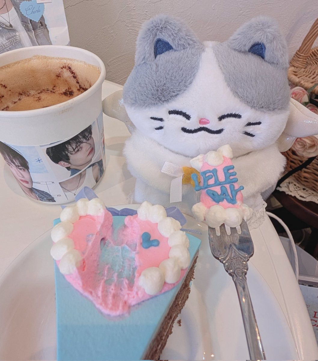 chenlenecochan's tweet photo. ロロカフェほんとにかわいかったです🐬♡🐬✩.*˚
ケーキもバニララテも美味しくてしあわせ(≧▽≦)
#ロロカフェ https://t.co/XQdzV8OQF0