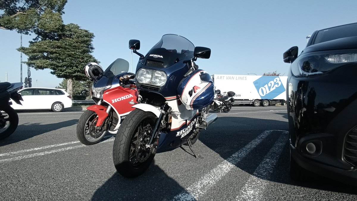昨日のV4ミーティングではNRΣ(ﾟдﾟ；)
今日のツーリングではたまたま1000R！！((((；ﾟДﾟ))))

複眼( ˶´⚰︎`˵ )