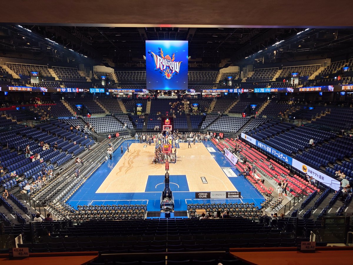 試合終了後に寄ったとある店。
昔話で花が咲きすぎた。
EASL決勝行ったら、スワンコスチューム着なきゃ！

今週のベースボール納会にネタを仕入れにいったつもりが、門外不出の物を手に入れたのでお楽しみに。