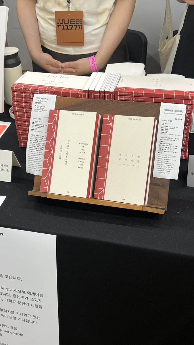 lily_whacher's tweet image. 언리미티드 에디션 2층 J-6 출판 콜렉티브 EVM에 가면🎵 

이미지/다큐멘터리에 대한 작업노트 에세이도 있고(저자 인세가 팔레스타인에 기부되어요)🎶 선과 악에 대한 세 명의 여성 철학자들의 견해를 소개한 철학 에세이도 있고🎶 신기한 아티스트북도 있어요. 오늘까지 많은 관심 부탁드립니다🙇‍♀️💗