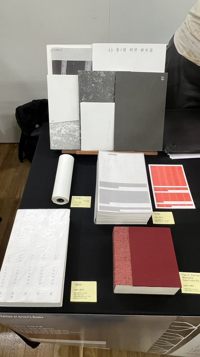 lily_whacher's tweet image. 언리미티드 에디션 2층 J-6 출판 콜렉티브 EVM에 가면🎵 

이미지/다큐멘터리에 대한 작업노트 에세이도 있고(저자 인세가 팔레스타인에 기부되어요)🎶 선과 악에 대한 세 명의 여성 철학자들의 견해를 소개한 철학 에세이도 있고🎶 신기한 아티스트북도 있어요. 오늘까지 많은 관심 부탁드립니다🙇‍♀️💗