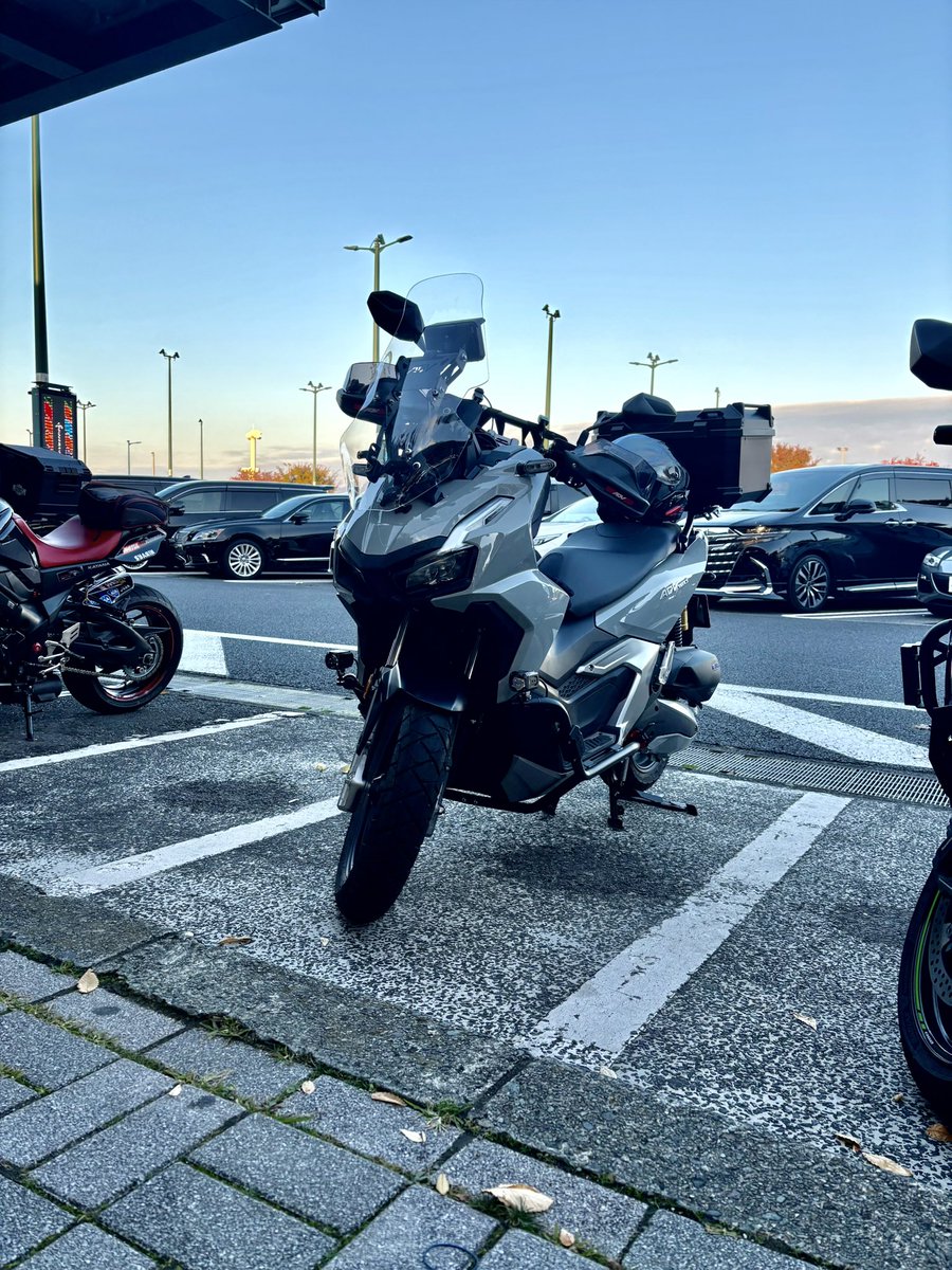 1967AtoZ's tweet photo. 初の高速は寒風の東名。川崎から海老名SAまでメロンパンを買いに。道中はトラック🚚にヒヤヒヤしながらもどうにか無事帰還。グリップヒーターをつけておいて良かったぁ😌 #海老名SA #ADV160 https://t.co/AqTtvh8N9l