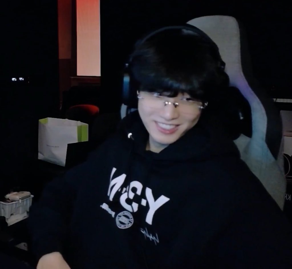 NECESITO TATUARME ESTÁS FOTOS DE JUNGKOOK CON LENTES, TODO LE QUEDA BIEN 🙂‍↕️🫣