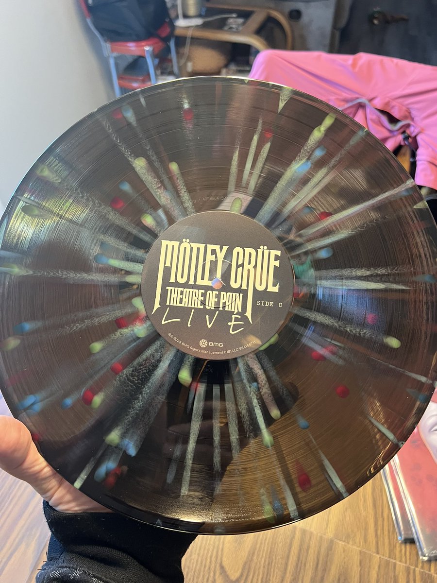 LFrye23's tweet photo. @MotleyCrue I received my boxset late yesterday. This thing is amazing. The vinyl is absolutely SICK!!! Such An amazing job! https://t.co/x8yKEQ6NFE
