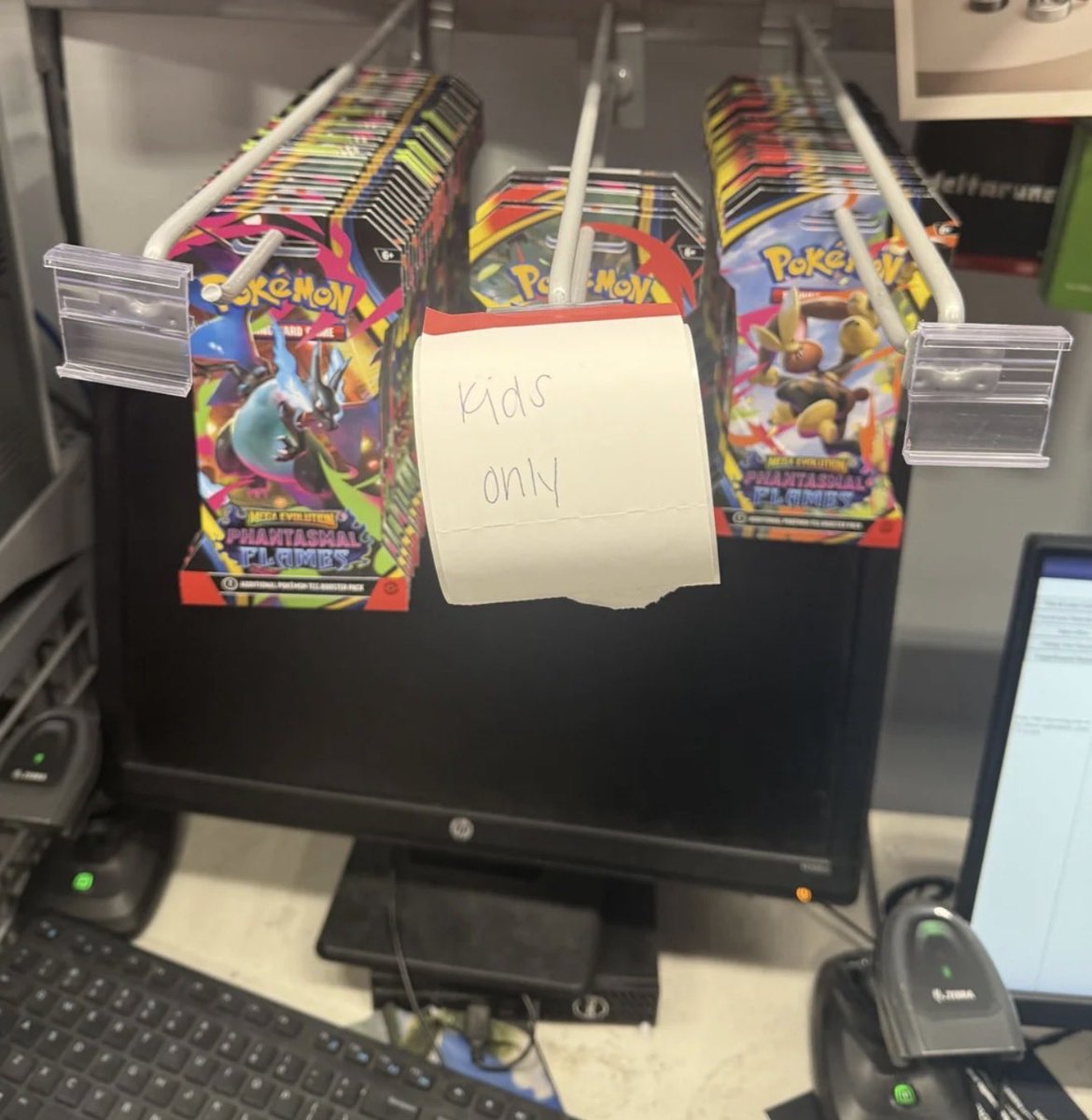 Peak_Hobby's tweet image. A Best Buy had this posted on their Pokemon booster sleeves