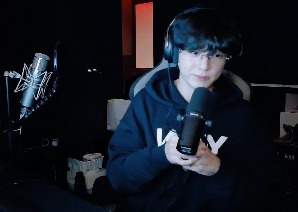 아침 모닝알람 처럼 찾아왔어
오늘두 사랑스런 너에 시간들
밤새고 자면 안되고 이젠 가야 한다는데
✈️ 타고 어디 멀리가는 거니?!!
언제나 널 생각하면서