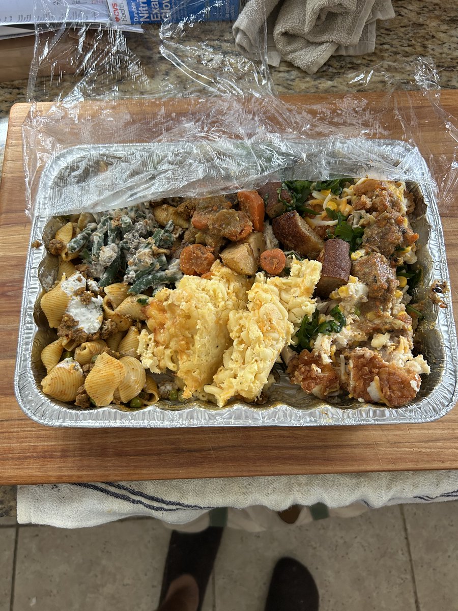 alistumblrv2's tweet photo. friendsgiving potluck leftovers when all your friends can cook https://t.co/SuQhXme4ci
