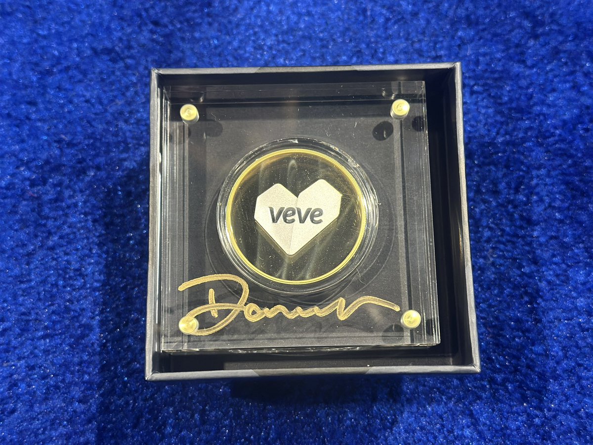 Mission accomplished! <a href="/veve_official/">VeVe | Digital Collectibles</a> coin signed by <a href="/DavidYuNZ/">David Yu ⭕️</a> 💙🙌

<a href="/veve_official/">VeVe | Digital Collectibles</a> <a href="/ecomi_/">ECOMI | $OMI ⭕️</a>