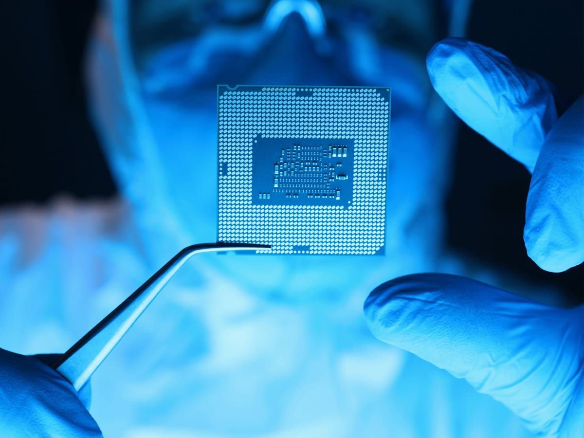 Why are the biggest chipmakers in the world moving to the United States? Chris Miller on the U.S.-China struggle to control the most critical technology on the planet. Read on. Link in comments. thesgnl.com/2024/09/semico…