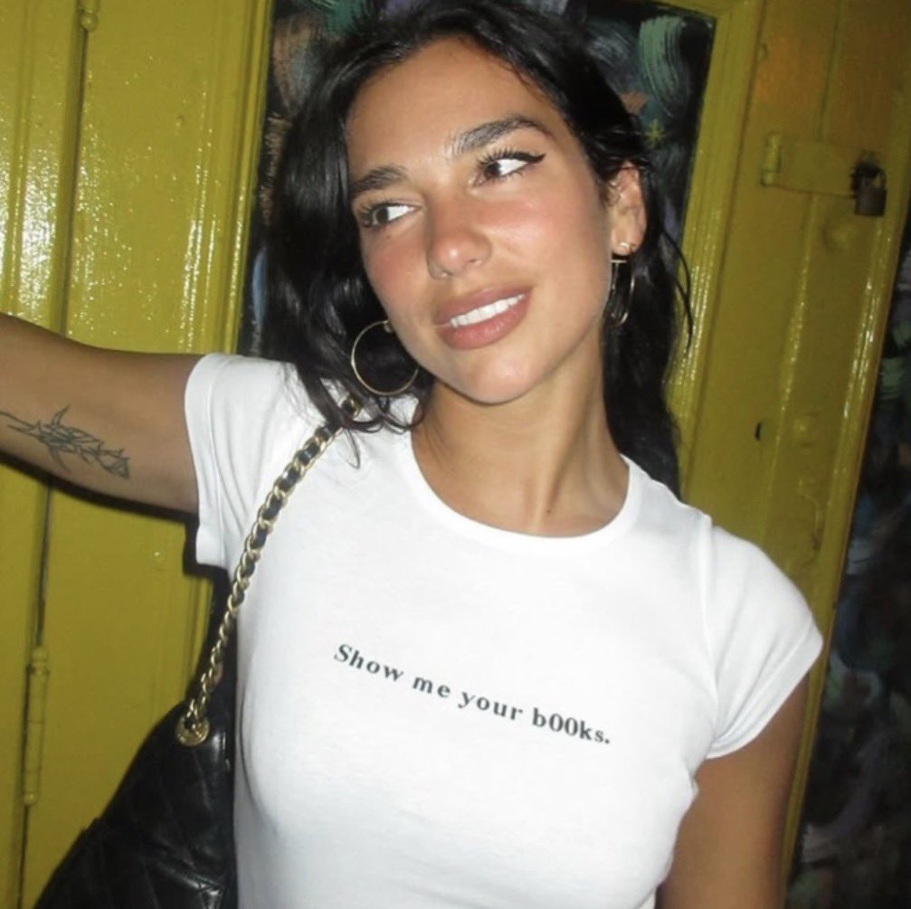 tracklist's tweet image. GATA E CULTA! Obras literárias indicadas por Dua Lipa no clube do livro criado pela cantora 📖 

#ThreadTracklist