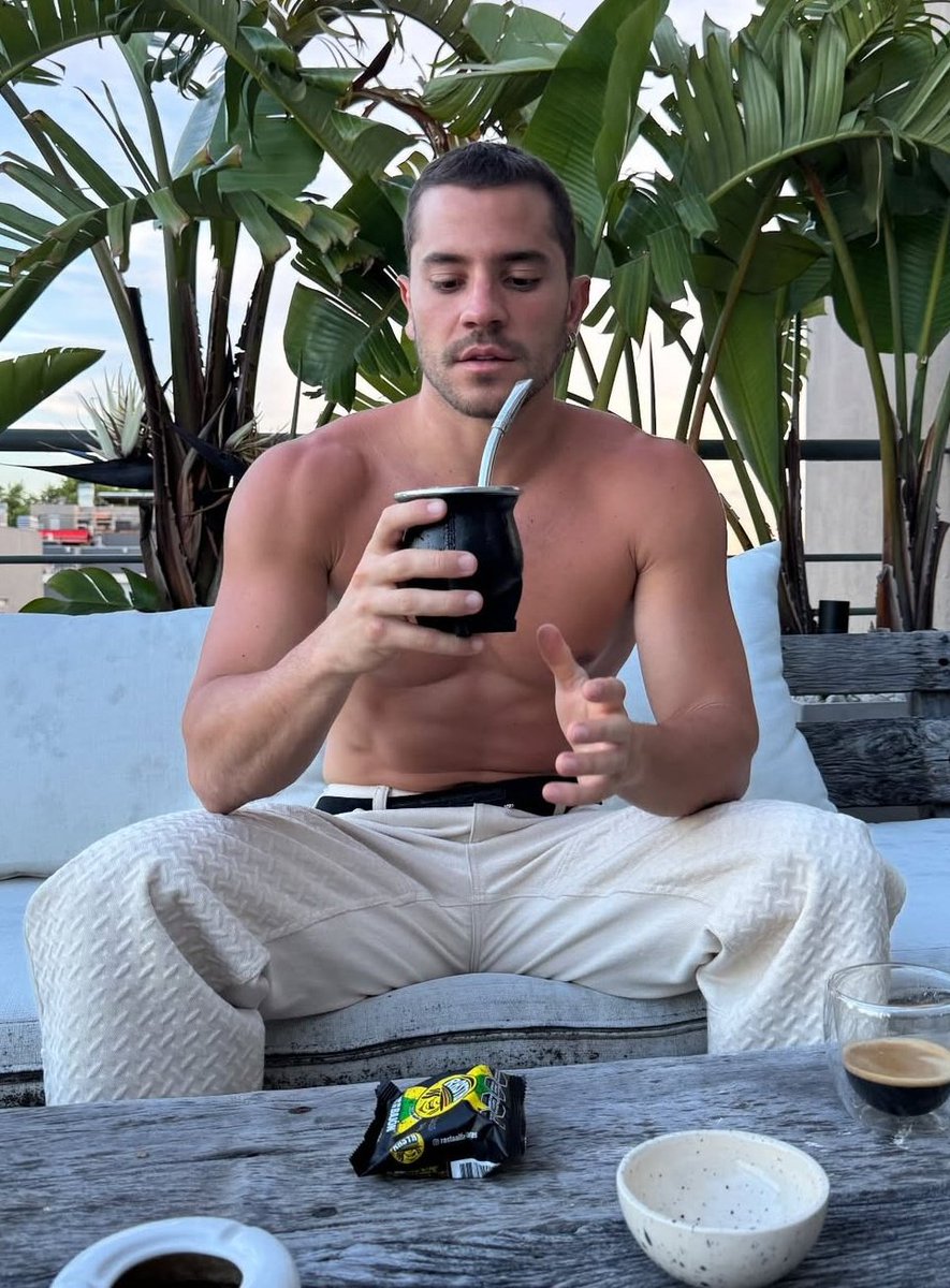 lamogliaboy's tweet image. tão suculento 🔥