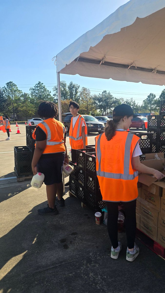 GCSkillsUSACul's tweet photo. A great day serving our community at Tully Stadium. Thank you @HoustonFoodBank for the opportunity. We will be back. @guthrie_center @SBISD @cte_sbisd https://t.co/MaxAPCKJKc