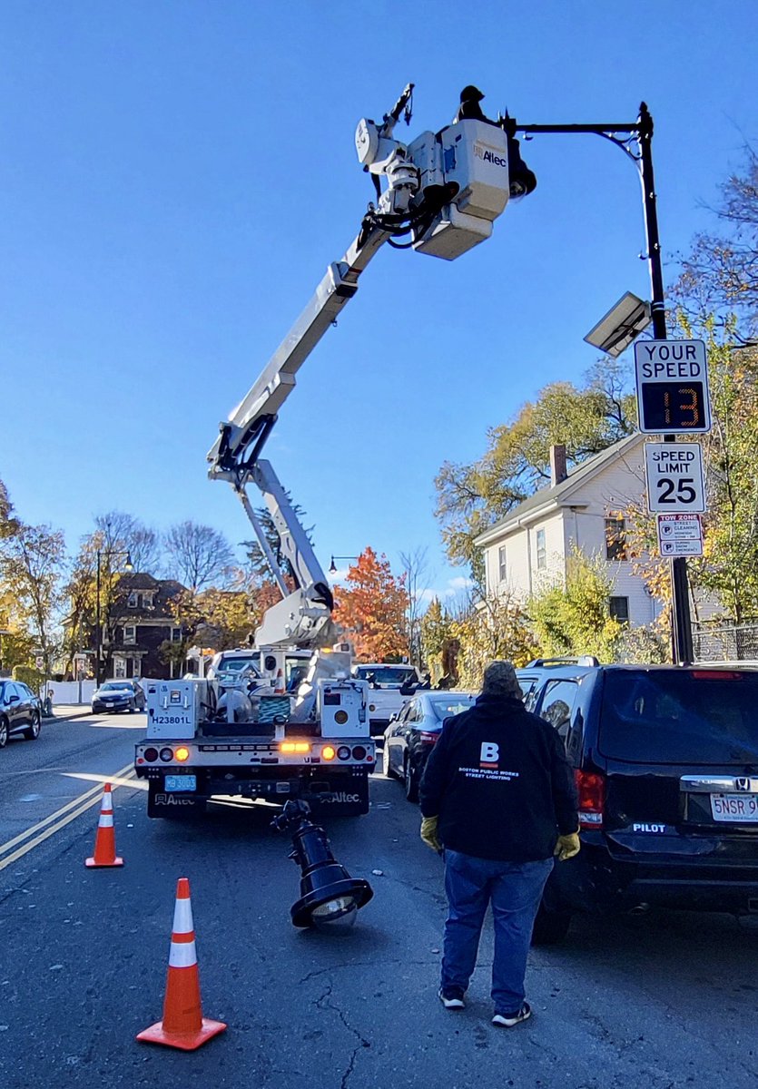 BostonPWD's tweet photo. Our Street Lighting Division was busy today upgrading pendant fixtures on Norfolk St. &amp; Bowdoin St. in #Dorchester. To learn more about the team that maintains 70,000 electric streetlights &amp; 2,800 gas lights across Boston: https://t.co/klyiAoN7Eh https://t.co/oSs3BUF8M4
