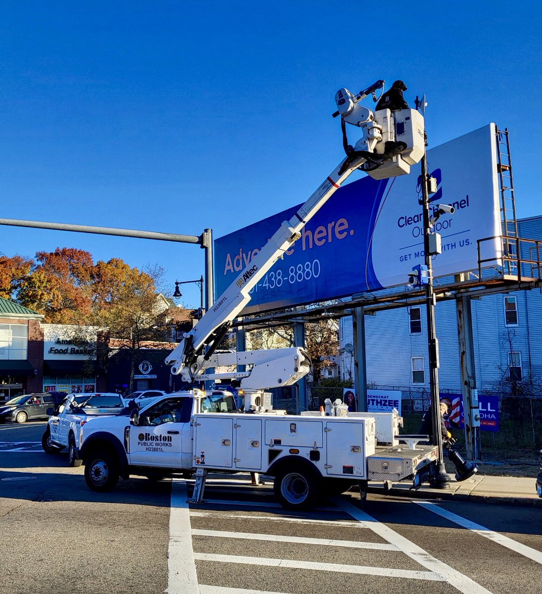 BostonPWD's tweet photo. Our Street Lighting Division was busy today upgrading pendant fixtures on Norfolk St. &amp; Bowdoin St. in #Dorchester. To learn more about the team that maintains 70,000 electric streetlights &amp; 2,800 gas lights across Boston: https://t.co/klyiAoN7Eh https://t.co/oSs3BUF8M4