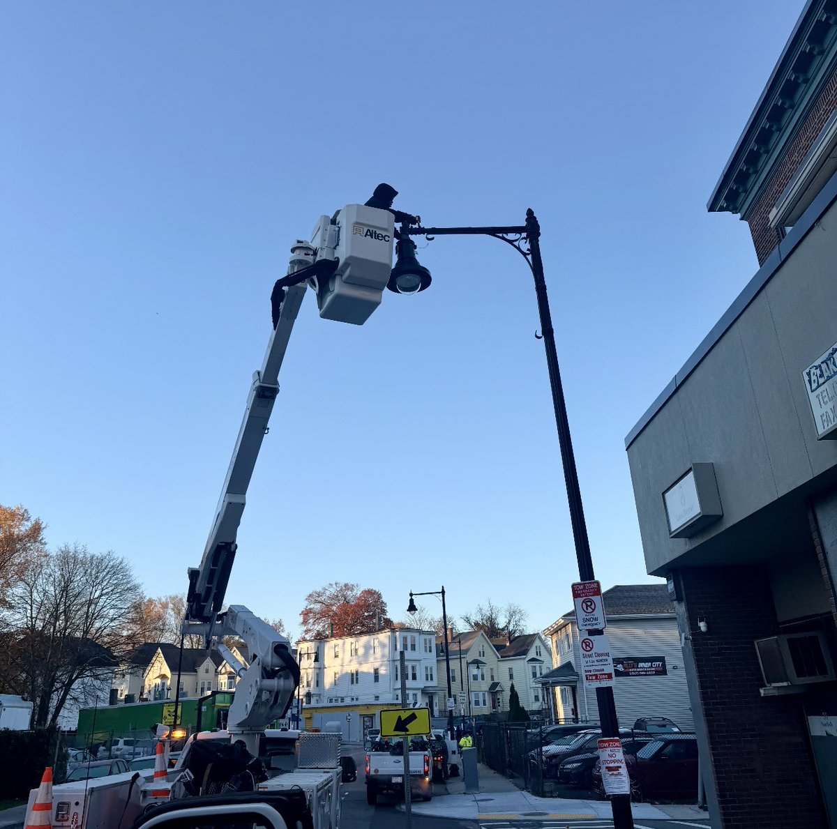 BostonPWD's tweet photo. Our Street Lighting Division was busy today upgrading pendant fixtures on Norfolk St. &amp; Bowdoin St. in #Dorchester. To learn more about the team that maintains 70,000 electric streetlights &amp; 2,800 gas lights across Boston: https://t.co/klyiAoN7Eh https://t.co/oSs3BUF8M4