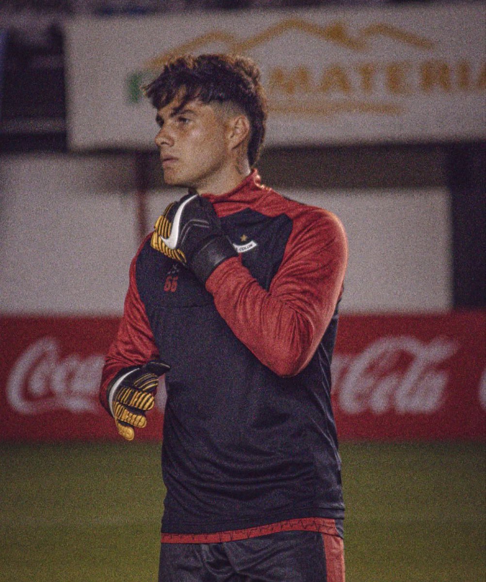 🧤 Gian Piaggio tuvo una enorme actuación en la llave de Octavos de Final de Liga ante Gimnasia de Ciudadela. Atajó dos penales en la tanda y #Colón clasificó a Cuartos. 

🔍 El dato es que el arquero podría quedar libre el próximo mes, aún no firmó contrato profesional y su